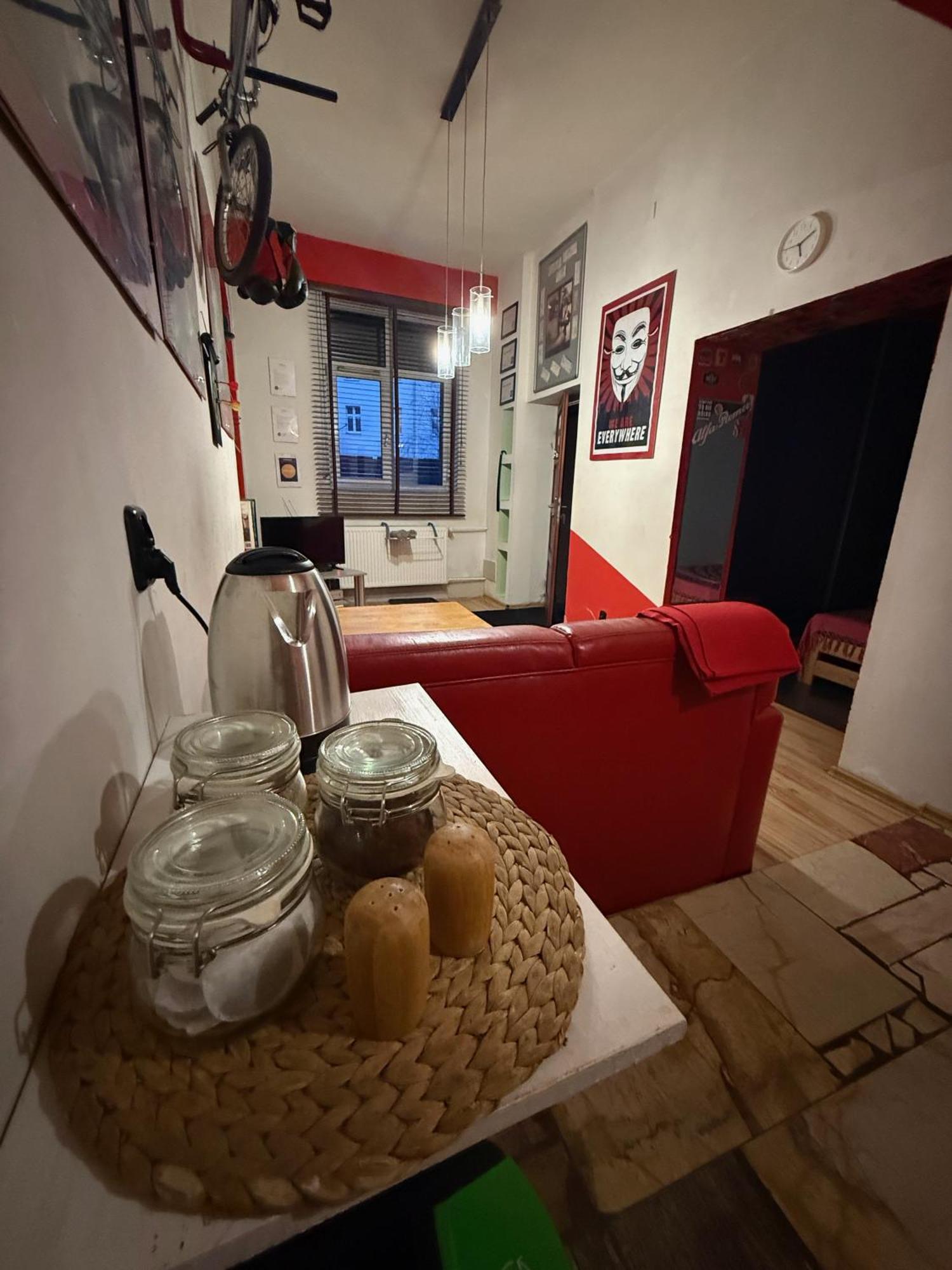 Апартаменты Studio Red And White Лодзь Экстерьер фото